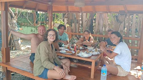 Gosti u objektu Pelangi Homestay Bungalow Gili gede