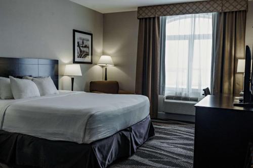 Säng eller sängar i ett rum på Radisson Hotel Edmonton Airport