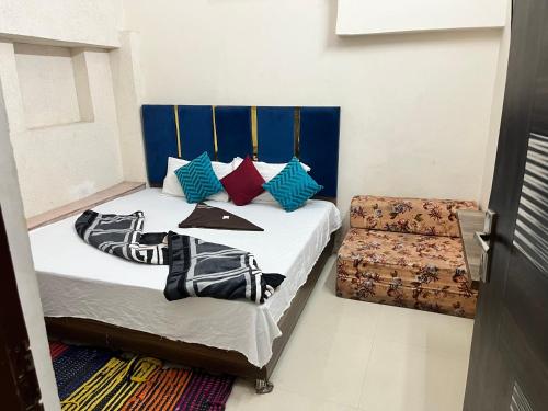 1 dormitorio pequeño con 1 cama y 1 silla en Arora classic guest house, en Amritsar