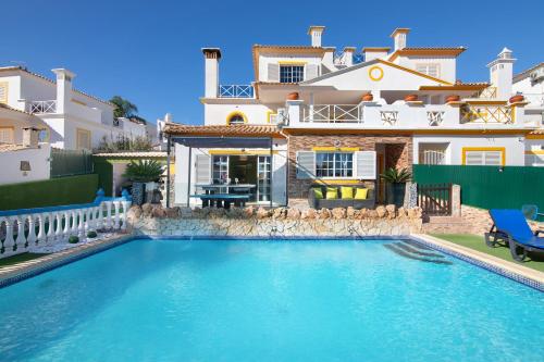 A piscina localizada em Villa Calipso ou nos arredores