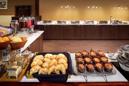 un buffet con muffin e altri cibi su un tavolo di Wyndham Independence a Independence