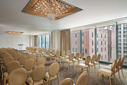 Seating area sa The Royal Sonesta Chicago River North