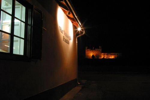 eine Nachtszene eines Gebäudes mit Licht und Schloss in der Unterkunft Vár Vendéglő Panzió in Sárospatak