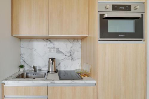 A kitchen or kitchenette at 156 Suite Marlene - Superbe Appartement à Paris.