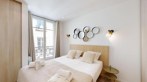 A bed or beds in a room at 156 Suite Marlene - Superbe Appartement à Paris.