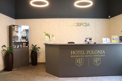 una hall con un cartello di polonia dell'hotel sul muro di Hotel Polonia Centrum a Breslavia