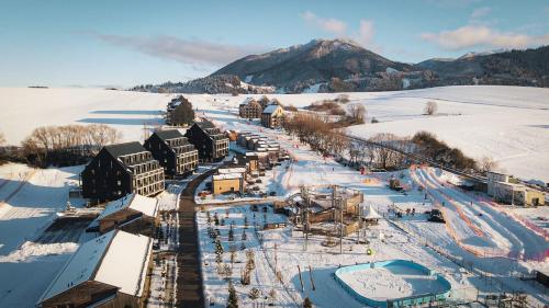 uma vista aérea de um resort na neve em Demänová Rezort em Liptovský Mikuláš