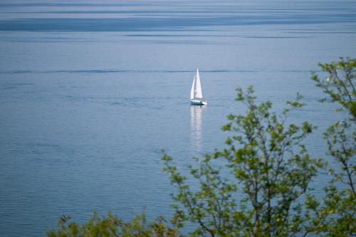 un velero en medio de un gran cuerpo de agua en Apartma Bellavista, en Izola