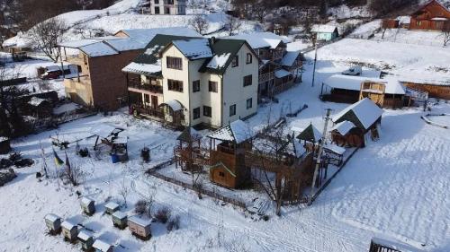 una vista aerea di una casa nella neve di Котедж Зумера a Krivorovnya