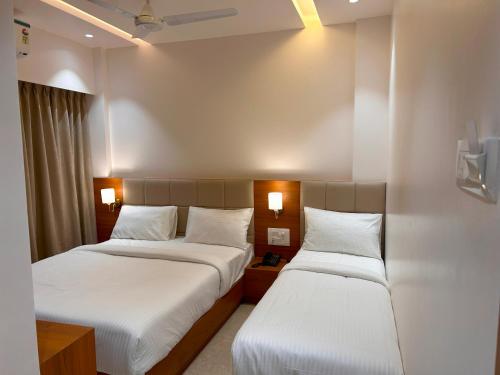 Cama ou camas em um quarto em Hotel Neem Heritage