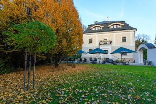 Hotel Villa Nečas Žilina 야외 정원