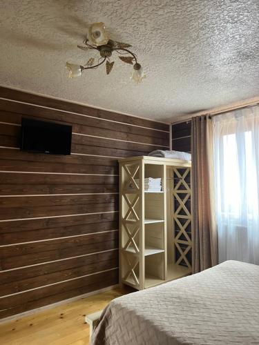 - une chambre avec un lit et un plafond dans l'établissement Aura Karpat, à Bukovel