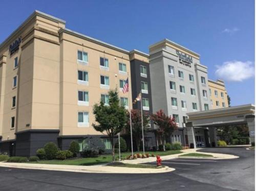 budynek hotelowy z hydrantem przeciwpożarowym w obiekcie Fairfield Inn & Suites Baltimore BWI Airport w mieście Linthicum Heights