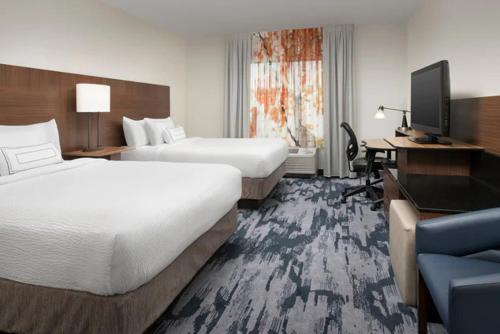 Pokój hotelowy z 2 łóżkami i biurkiem w obiekcie Fairfield Inn & Suites Baltimore BWI Airport w mieście Linthicum Heights