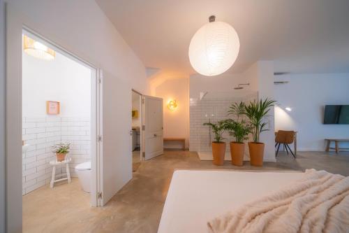 Postelja oz. postelje v sobi nastanitve Loft spa con piscina climatizada salada Figueres