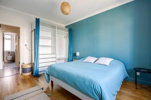 - une chambre bleue avec un lit aux murs bleus dans l'établissement Les chambres du Graoully - Le 109 - Metz Gare - Parking inclus - NO S-model, à Metz