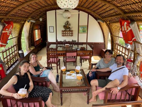 Un gruppo di donne sedute in un ristorante di Thara's Houseboat a Alleppey