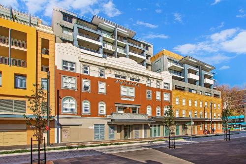 ein Gebäude auf einer Straße in einer Stadt in der Unterkunft Terminus Apartment Hotel, Ascend Hotel Collection in Newcastle