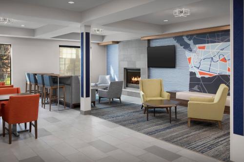 O zonă de relaxare la Holiday Inn Express Spokane Airport, an IHG Hotel