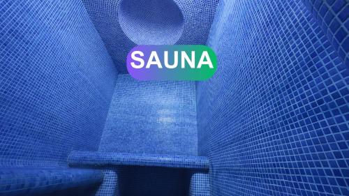 Znak z napisem "sauna na niebieskiej ścianie" w obiekcie Qibla Tozabog w mieście Chiwa