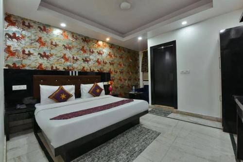 een slaapkamer met een groot bed met bloemenbehang bij Hotel Shiva international near by IGI airport in New Delhi