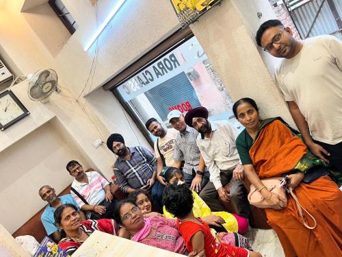 un grupo de personas posando para una foto en una habitación en Arora classic guest house, en Amritsar