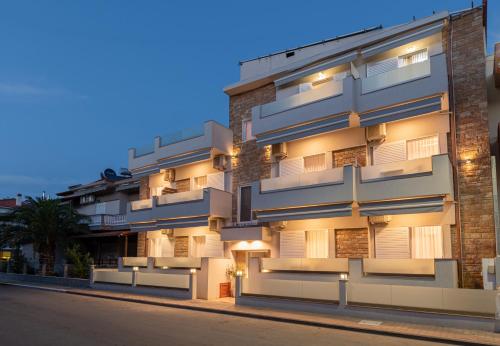 un edificio de apartamentos con luces en el lateral de una calle en Villa Zoe on the beach, en Sarti