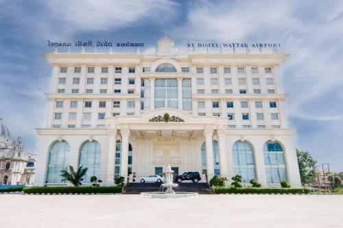 un gran edificio blanco con una fuente frente a él en ST Hotel Wattay Airport, en Vientiane