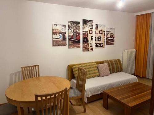 - un salon avec un canapé et une table dans l'établissement City Appartement 4600, à Wels