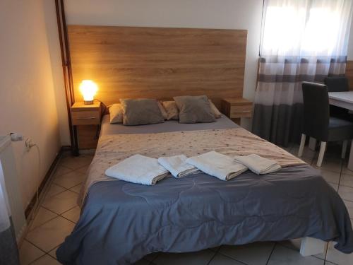 - une chambre avec un lit et 2 serviettes dans l'établissement Studio Sokak centar, à Sokobanja