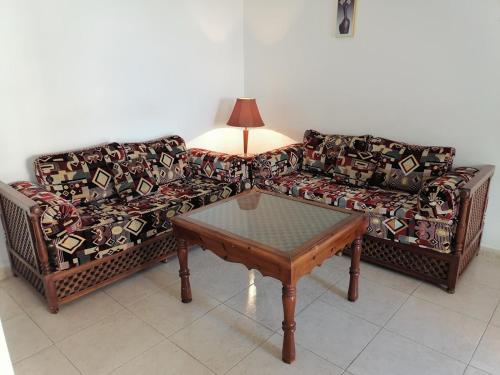 ein Wohnzimmer mit einem Sofa und einem Tisch in der Unterkunft Belle vue à Bel air in Oran