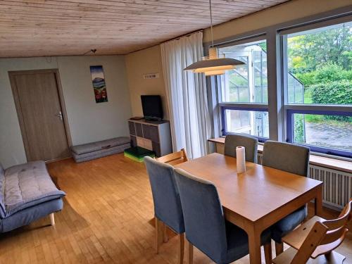 sala de estar con mesa de comedor y sillas en Cozy villa, en Aarhus