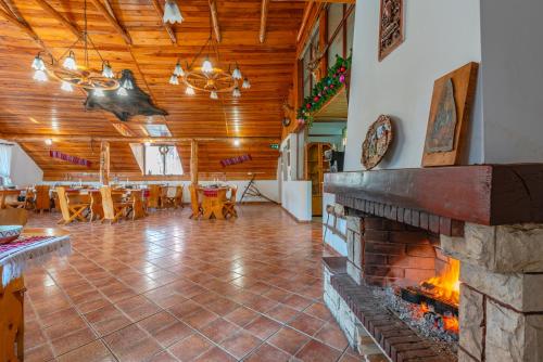 uma sala de estar com lareira e uma sala de jantar em Rare Forest Retreat em Bran