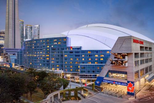 um grande edifício com uma cúpula em cima em Toronto Marriott City Centre Hotel em Toronto