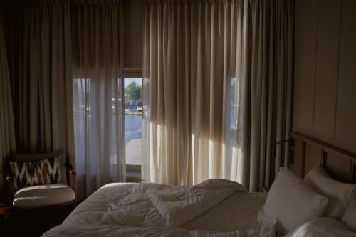 A bed or beds in a room at Hotel Oostergoo