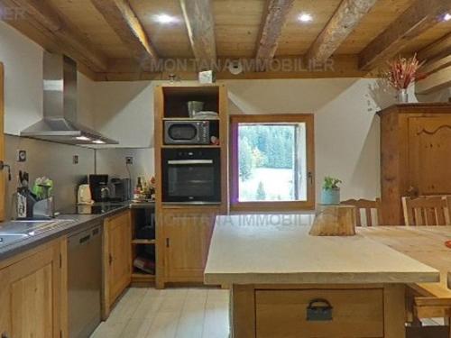 Una cocina o cocineta en Duplex spacieux 10-12 pers. avec terrasse aux Aravis - FR-1-458-208