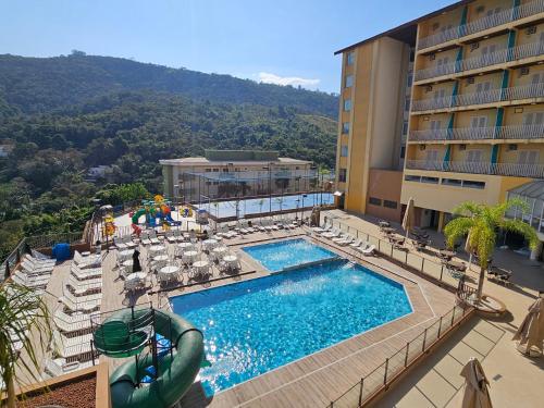 - une vue sur la piscine d'un hôtel dans l'établissement Hotel Zanon, à Águas de Lindóia