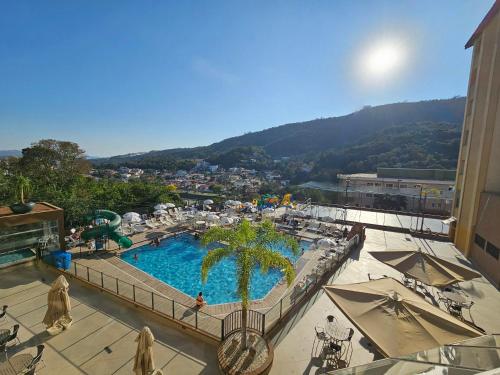 - une vue sur la piscine d'un complexe dans l'établissement Hotel Zanon, à Águas de Lindóia