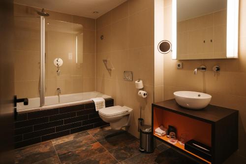 Hotel & Spa Savarin - Rijswijk, The Hague tesisinde bir banyo