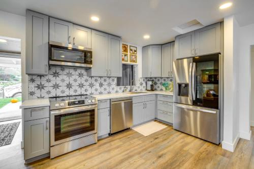 A kitchen or kitchenette at Tillamook Bay Apt Near Marina Fish, Boat and More!