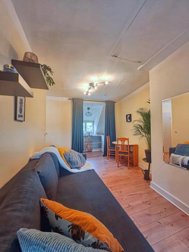 een woonkamer met een grote bank in een kamer bij LATE ESCAPE DEAL ZUM JAHRESWECHSEL - Gemütliches Studio unterm Dach mit Blick über Kinzigtal in Gelnhausen