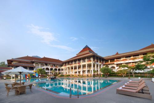 สระว่ายน้ำที่อยู่ใกล้ ๆ หรือใน Royal Hotel and Villa Batu