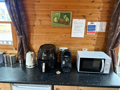 Kitchen o kitchenette sa Braemar Lodge Cabins Not for profit