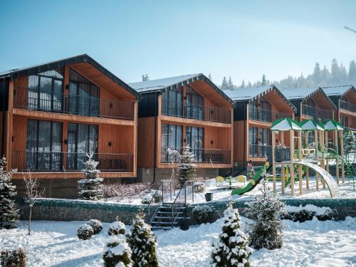 un edificio con parco giochi nella neve di Phoenix Relax Park a Bukovel