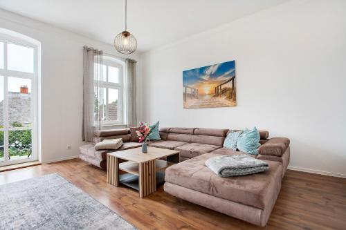 a living room with a couch and a table at Inselglück in Altefähr