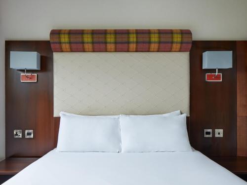 Ліжко або ліжка в номері Leonardo Inn Glasgow West End