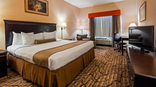 Giường trong phòng chung tại Best Western Danville Inn