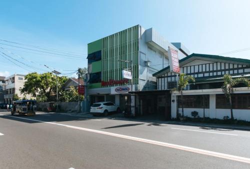 um edifício com um carro estacionado ao lado de uma rua em RedDoorz @ Golite Old Albay em Legazpi