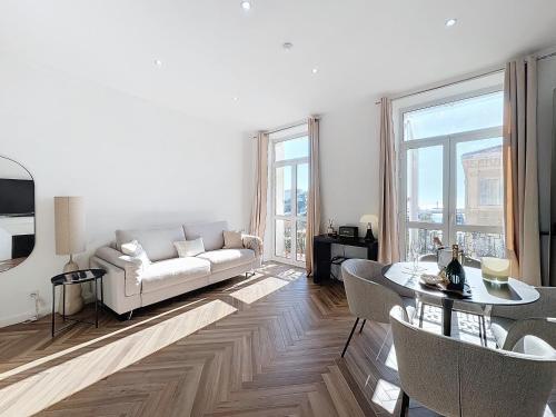 Luxury Cannes SeaView Balcony - 3 min PALAIS & BEACH tesisinde bir odada yatak veya yataklar