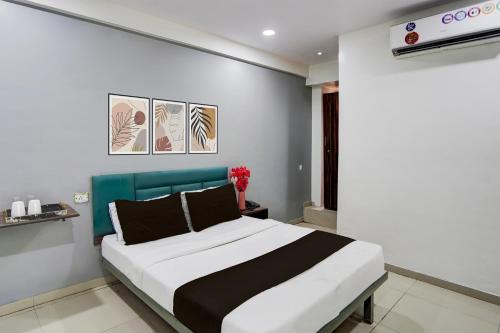 Tempat tidur dalam kamar di Hotel O Dindoli Surat formerly Hotel Bluestone